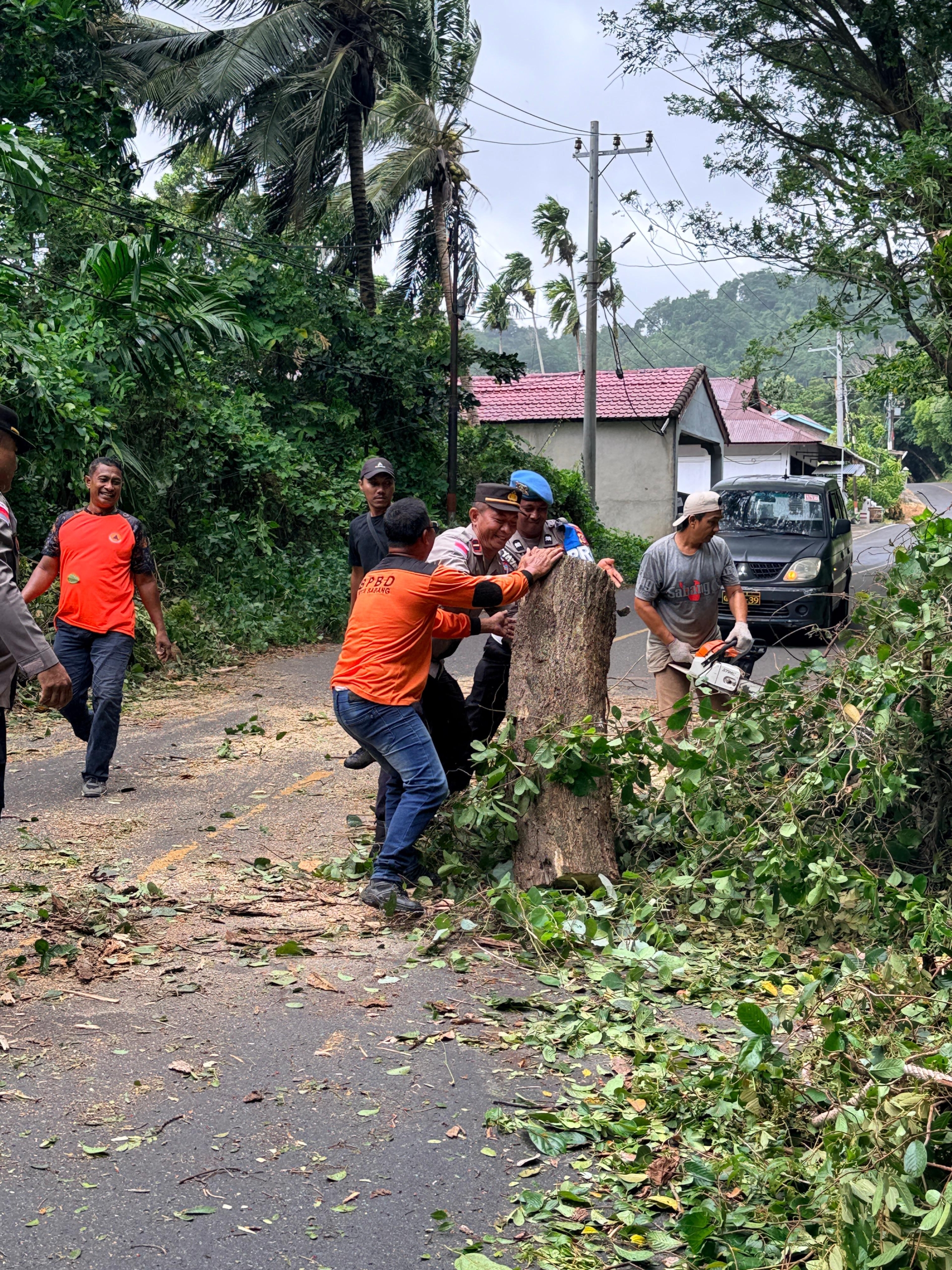 Polsek Sukakarya Bersama BPBD dan Warga Bersihkan Pohon Tumbang Akibat Cuaca Ekstrem | News Publik.perss Polsek Sukakarya Bersama BPBD dan Warga Bersihkan Pohon Tumbang Akibat Cuaca Ekstrem | News Publik.perss