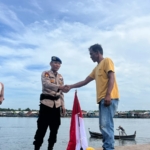 Sambut HUT ke-81 RI, Sat polairud Polres Langkat Bagikan Bendera Merah Putih kepada Nelayan