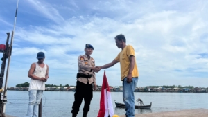 Sambut HUT ke-81 RI, Sat polairud Polres Langkat Bagikan Bendera Merah Putih kepada Nelayan