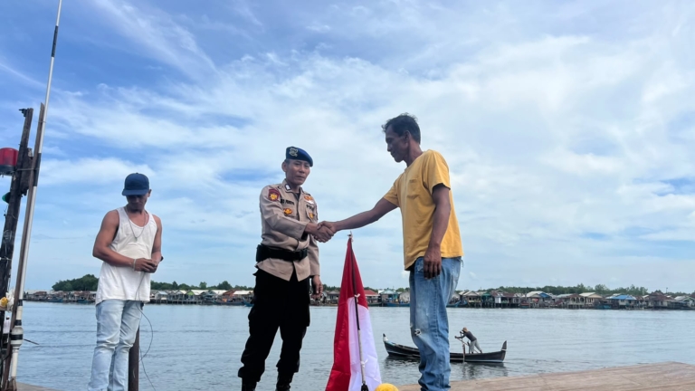 Sambut HUT ke-81 RI, Sat polairud Polres Langkat Bagikan Bendera Merah Putih kepada Nelayan