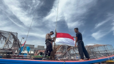 Sambut HUT ke-81 RI, Sat polairud Polres Langkat Bagikan Bendera Merah Putih kepada Nelayan