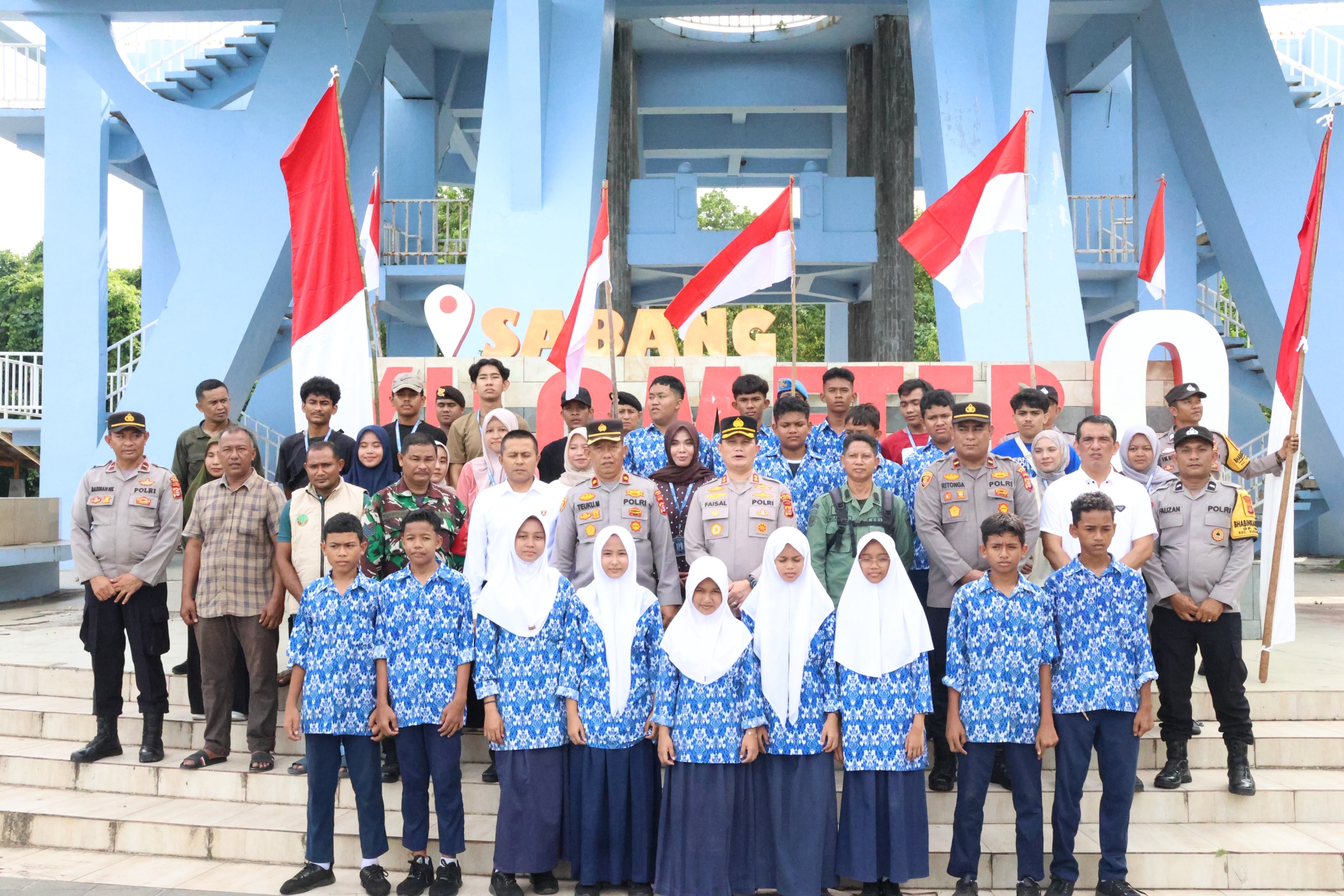Polres Sabang Pasang Bendera Merah Putih di Kilometer Nol, Sambut HUT RI ke-81 | News Publik.perss