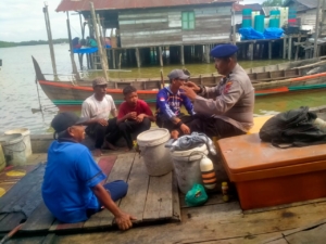 Patroli Sambang Nelayan, Satpolairud Polres Langkat Sampaikan Imbauan Waspada Cuaca Ekstrem