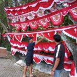 Semangat Merah Putih Mulai Berkibar di Sabang, UMKM Penjual Bendera di Simpang Garuda Hadirkan Beragam Pilihan Sambut HUT ke-81 RI | News Publik.perss