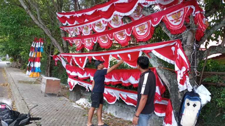Semangat Merah Putih Mulai Berkibar di Sabang, UMKM Penjual Bendera di Simpang Garuda Hadirkan Beragam Pilihan Sambut HUT ke-81 RI | News Publik.perss