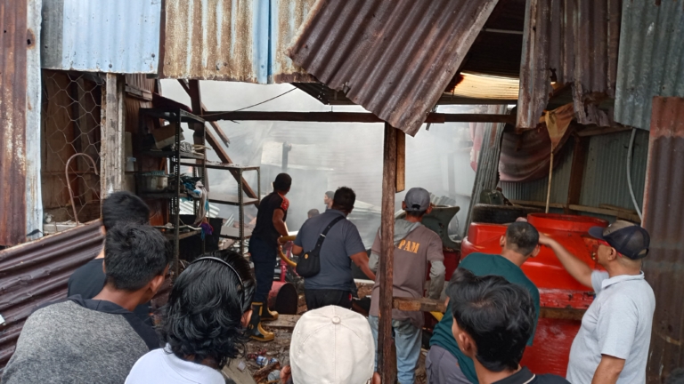Kebakaran Landa Bengkel Makmur Jaya (MJ) di Jalan Simpang Garuda, Petugas Gabungan Bergerak Cepat Cegah Api Meluas | News Publik.perss