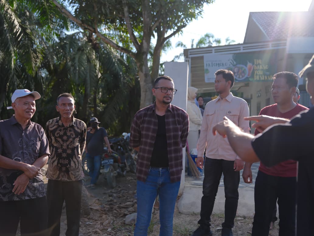 Jalan Semenisasi Teluk Panji II Ditinjau Langsung Bupati Labusel Fery Sahputra Simatupang Jalan Semenisasi Teluk Panji II Ditinjau Langsung Bupati Labusel