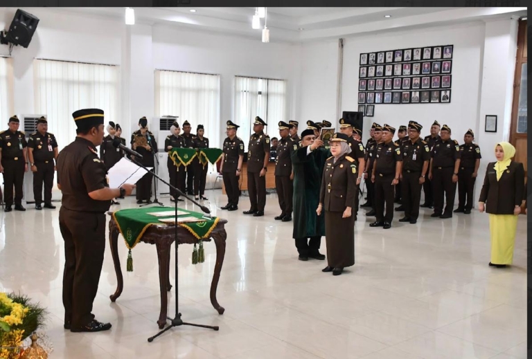 Kejati Jambi, Sugeng Hariadi, Mia Banulita, Kamin, Alfian Bombing, Romi Arizyanto, Wakajati Jambi, Kajari Jambi, Kajari Tebo, Kejaksaan Tinggi Jambi, Pelantikan Pejabat, Penegakan Hukum, Integritas, Pidana Khusus, Jambi