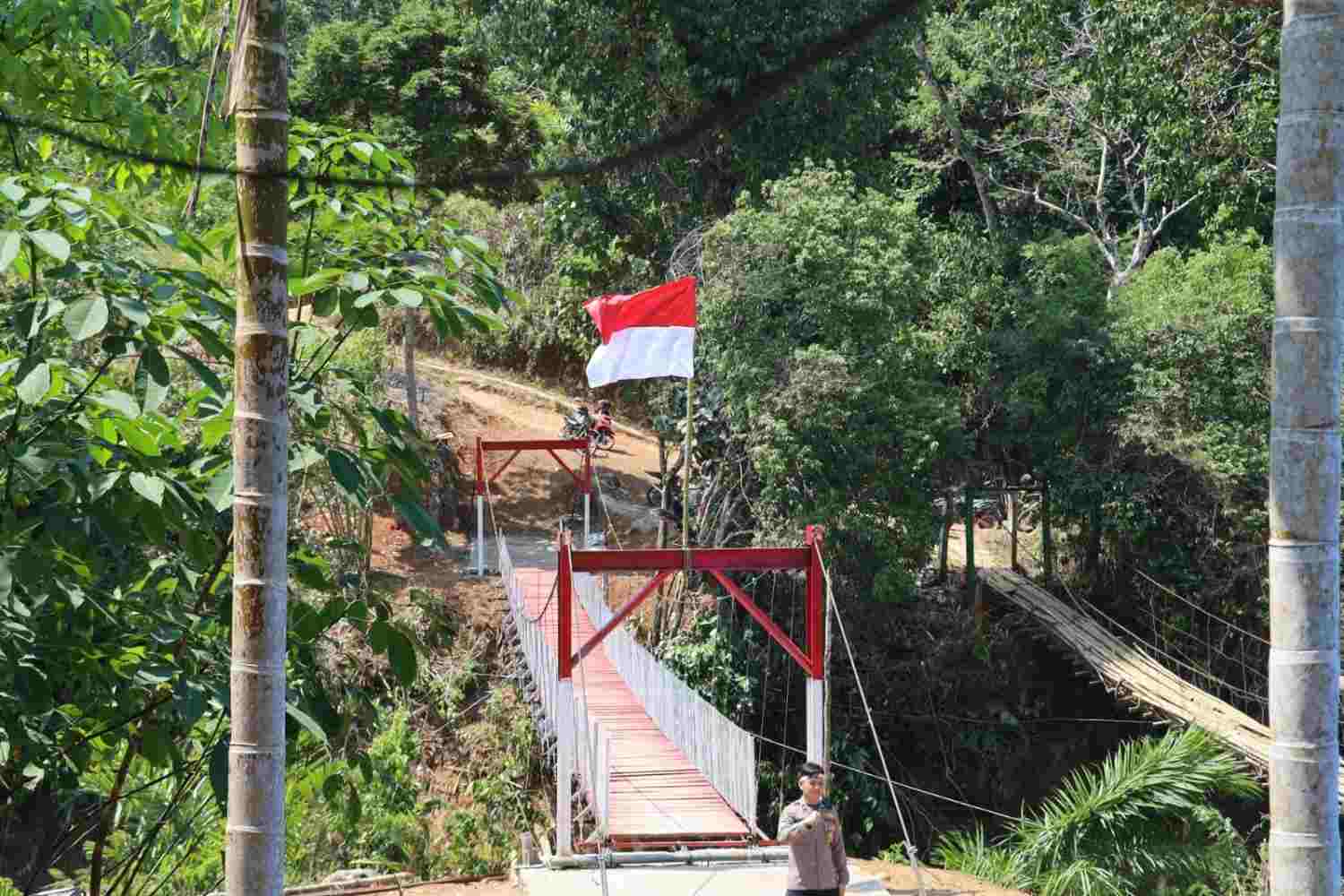 Jembatan Merah Putih di Kaur Rampung, Akses Hasil Kebun dan Sekolah Kini Lebih Aman Jembatan Merah Putih di Kaur Rampung, Akses Hasil Kebun dan Sekolah Kini Lebih Aman