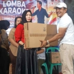 H. Numeiri, S.IP Serahkan Hadiah Turnamen Domino, Remi dan Karaoke, Ditutup Tari Rentak Kudo