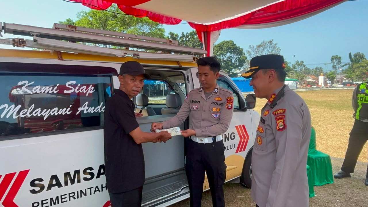 Hari Libur Tak Jadi Alasan, Kapolres Kaur Tetap Turun Cek Samsat Keliling di Gebyar Merah Putih