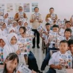 Tak Lagi Beli LKS, Bupati Aep Bagikan Modul Gratis ke SMP Negeri 5 Karawang