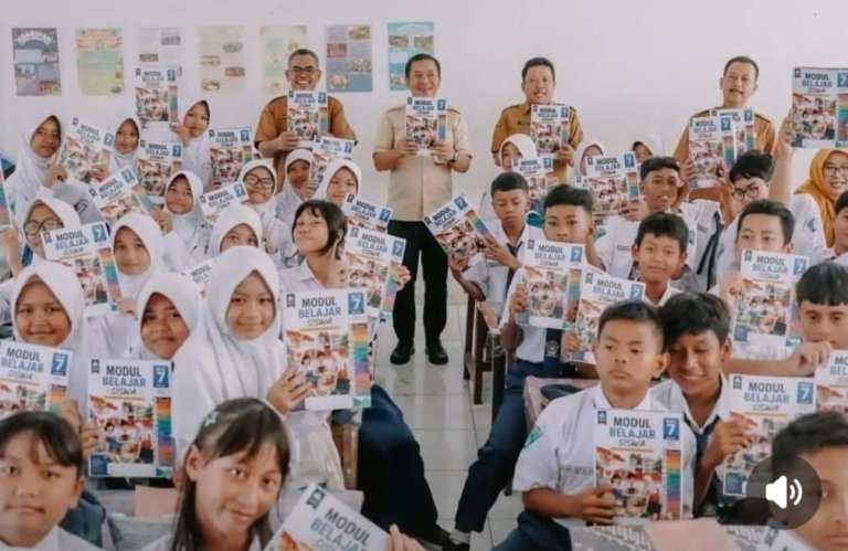 Tak Lagi Beli LKS, Bupati Aep Bagikan Modul Gratis ke SMP Negeri 5 Karawang