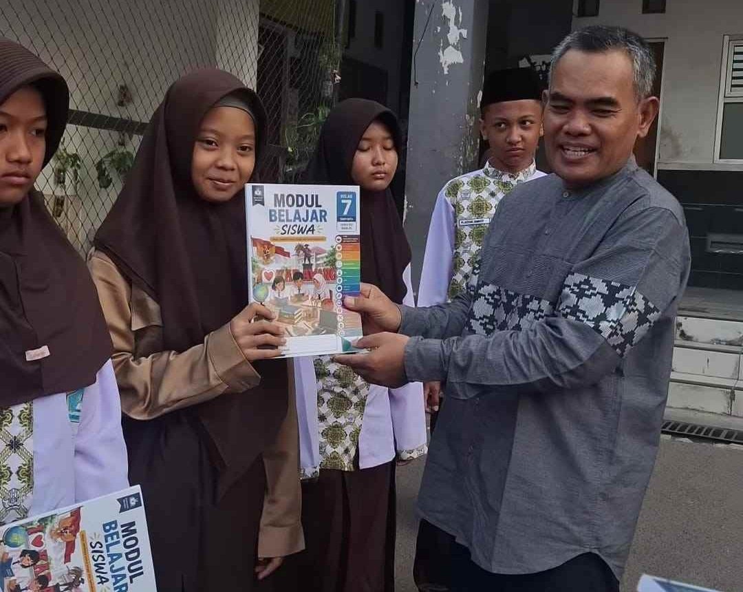 Tak Lagi Beli LKS, Bupati Aep Bagikan Modul Gratis ke SMP Negeri 5 Karawang Tak Lagi Beli LKS, Bupati Aep Bagikan Modul Gratis ke SMP Negeri 5 Karawang