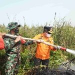Api Bawah Tanah Masih Menyala, Gubernur Al Haris Berjibaku Padamkan Karhutla