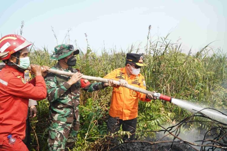 Api Bawah Tanah Masih Menyala, Gubernur Al Haris Berjibaku Padamkan Karhutla