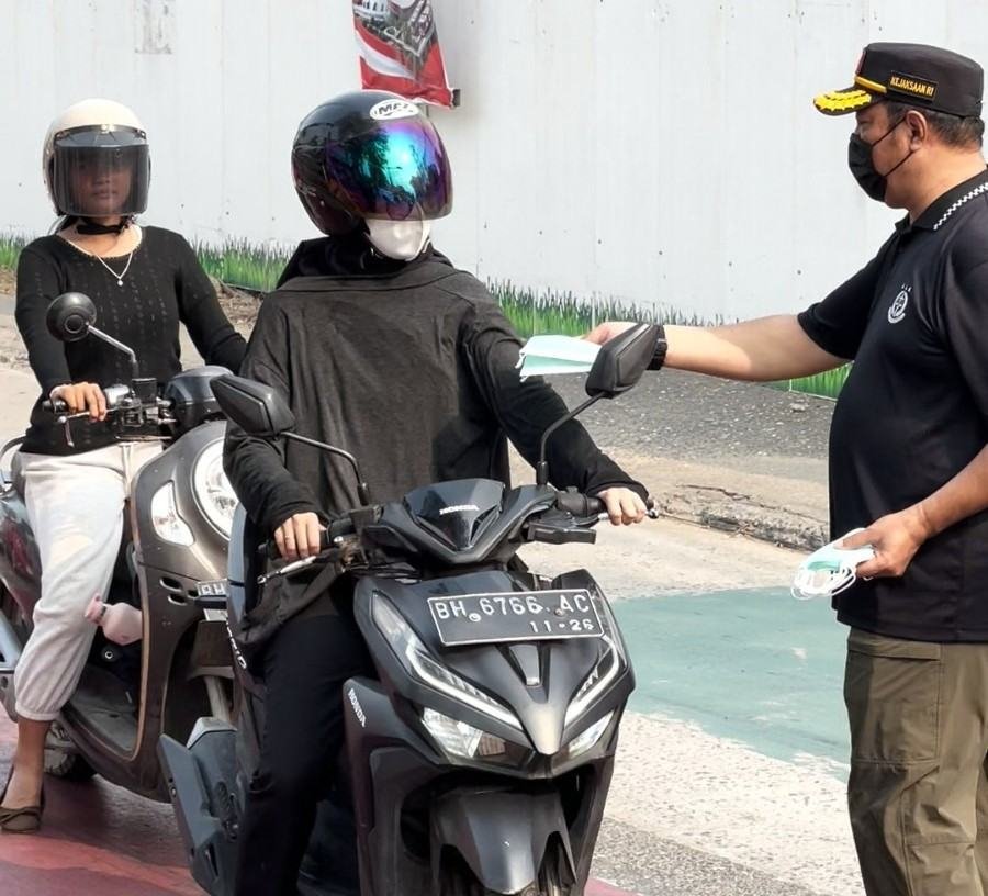 Jelang Hari Lahir Kejaksaan ke-81, Kejati Jambi Serbu 5 Titik Bagikan 4.000 Masker Jelang Hari Lahir Kejaksaan ke-81, Kejati Jambi Serbu 5 Titik Bagikan 4.000 Masker