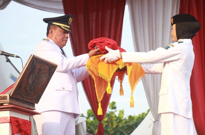 Khidmat! Wabup Katamso Pimpin Penurunan Bendera HUT RI ke-81 di Kuala Tungkal