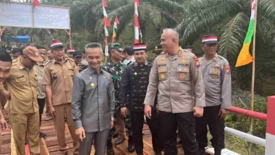 Kapolres Kaur Resmikan Jembatan Merah Putih Presisi di Desa Gunung Kaya, Aktivitas Ekonomi Warga Dipacu Kapolres Kaur Resmikan Jembatan Merah Putih Presisi di Desa Gunung Kaya, Aktivitas Ekonomi Warga Dipacu