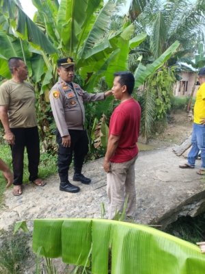 Dengar Keluhan Warga, Kapolsek Hinai Tinjau Jembatan Rusak di Batu Melenggang