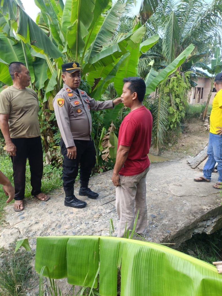 Dengar Keluhan Warga, Kapolsek Hinai Tinjau Jembatan Rusak di Batu Melenggang