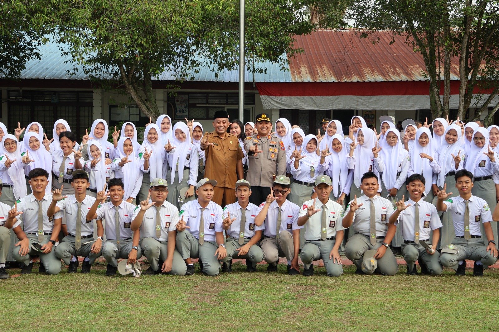 Kapolres Langkat Jadi Pembina Upacara di SMA N 1 Stabat, Berikan Motivasi dan Edukasi Kamtibmas kepada Pelajar