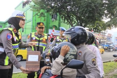 Kapolres Langkat Beri Bingkisan untuk Pegendara yang Tertib Berlalu Lintas