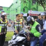 Kapolres Langkat Beri Bingkisan untuk Pegendara yang Tertib Berlalu Lintas