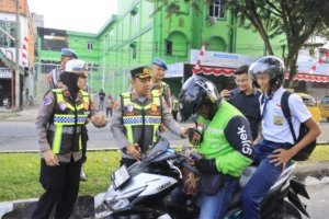 Kapolres Langkat Beri Bingkisan untuk Pegendara yang Tertib Berlalu Lintas