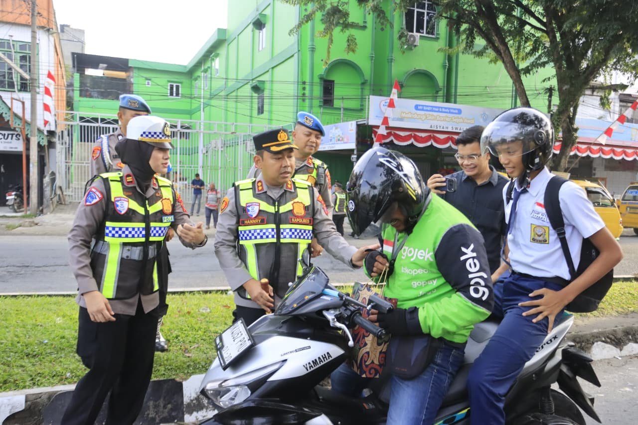 Kapolres Langkat Beri Bingkisan untuk Pegendara yang Tertib Berlalu Lintas