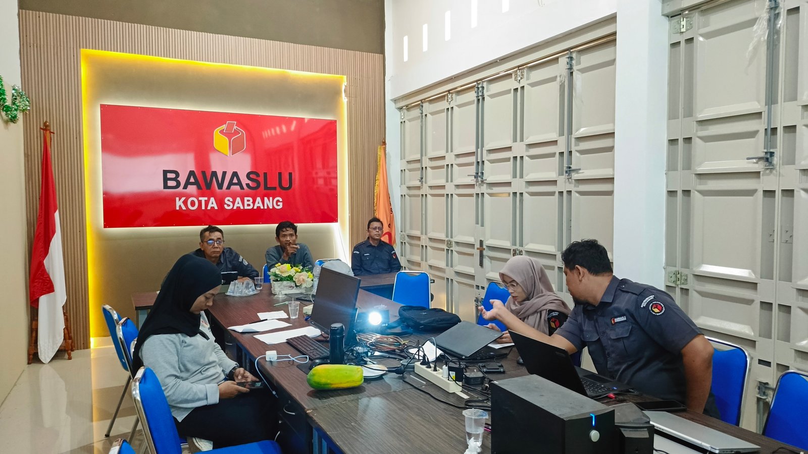 Bawaslu Sabang Perkuat Edukasi Kepemiluan Melalui Video Pembelajaran, Dua Komisioner Tampil Sebagai Presenter | News Publik.perss Bawaslu Sabang Perkuat Edukasi Kepemiluan Melalui Video Pembelajaran, Dua Komisioner Tampil Sebagai Presenter | News Publik.perss
