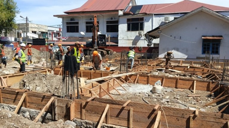 Silaturahmi Pers ke Lokasi Proyek Kantor Imigrasi Sabang, Marwan dan Jajaran Sambut Langsung — Pekerja Diminta Utamakan Mutu, K3 dan Kepatuhan Spesifikasi | News Publik.perss