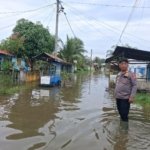 Banjir Rendam Jalan Sumor bor-Tanjung Selamat, Polsek Padang Tualang Sigap Atur Lalu Lintas