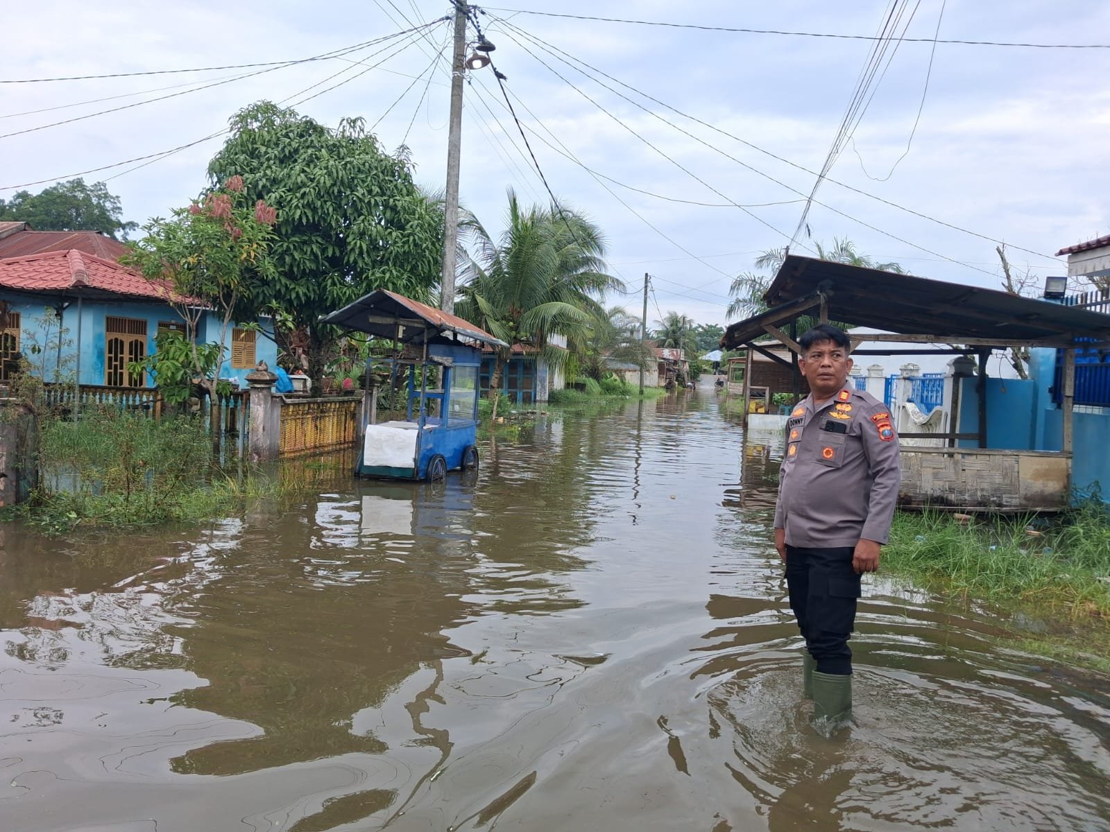 Banjir Rendam Jalan Sumor bor-Tanjung Selamat, Polsek Padang Tualang Sigap Atur Lalu Lintas Banjir Rendam Jalan Sumor bor-Tanjung Selamat, Polsek Padang Tualang Sigap Atur Lalu Lintas