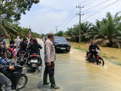 Banjir Rendam Jalan Sumor bor-Tanjung Selamat, Polsek Padang Tualang Sigap Atur Lalu Lintas Banjir Rendam Jalan Sumor bor-Tanjung Selamat, Polsek Padang Tualang Sigap Atur Lalu Lintas