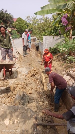 Gotong Royong Bersihkan Aliran Air & Renovasi Saluran, Warga Desa Baja Kuning Cegah Banjir