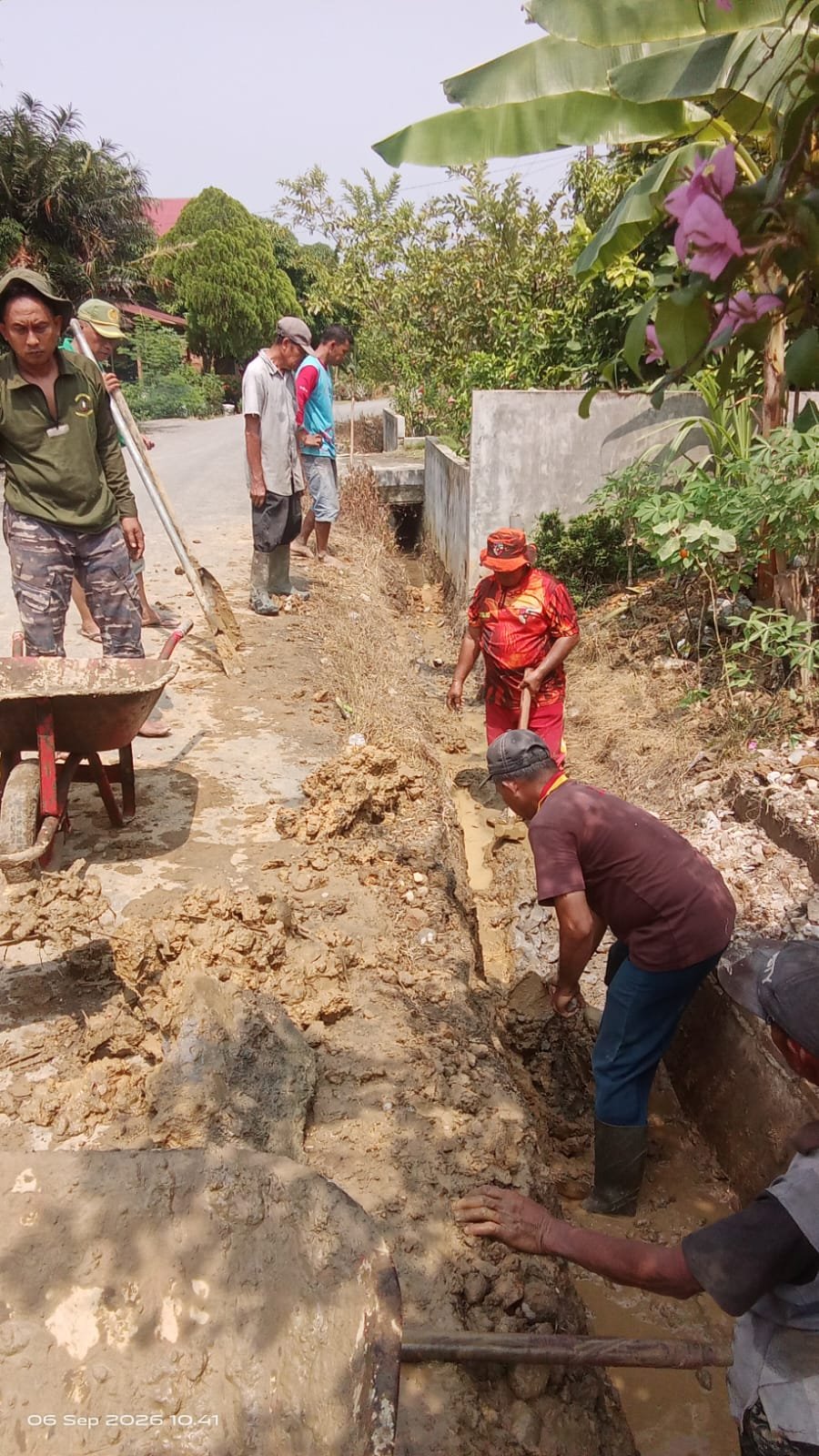 Gotong Royong Bersihkan Aliran Air & Renovasi Saluran, Warga Desa Baja Kuning Cegah Banjir Gotong Royong Bersihkan Aliran Air & Renovasi Saluran, Warga Desa Baja Kuning Cegah Banjir