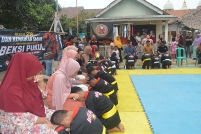 Milad ke-28 Beksi Pukul Abah H. Pikan, Puluhan Peserta Naik Sabuk di Kedung Dalem Peserta sungkeman ke orangtua dalam acara kenaikan sabuk di Padepokan Pencak Silat Beksi Pukul Abah H Pikan.