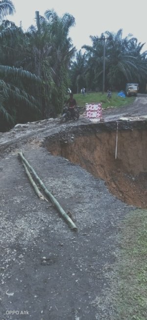Jalan Alternatif Pamah Tambunan — Ujung Bandar Putus Total, Warga Mendesak Perbaikan Segera