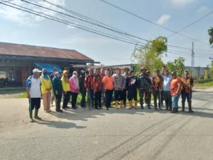 KEGIATAN GOTONG ROYONG Pembersihan Saluran Air – Lingkungan 11 Jalan Bambu Runcing, Tanjung Pura
