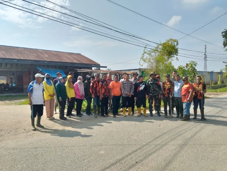 KEGIATAN GOTONG ROYONG Pembersihan Saluran Air – Lingkungan 11 Jalan Bambu Runcing, Tanjung Pura