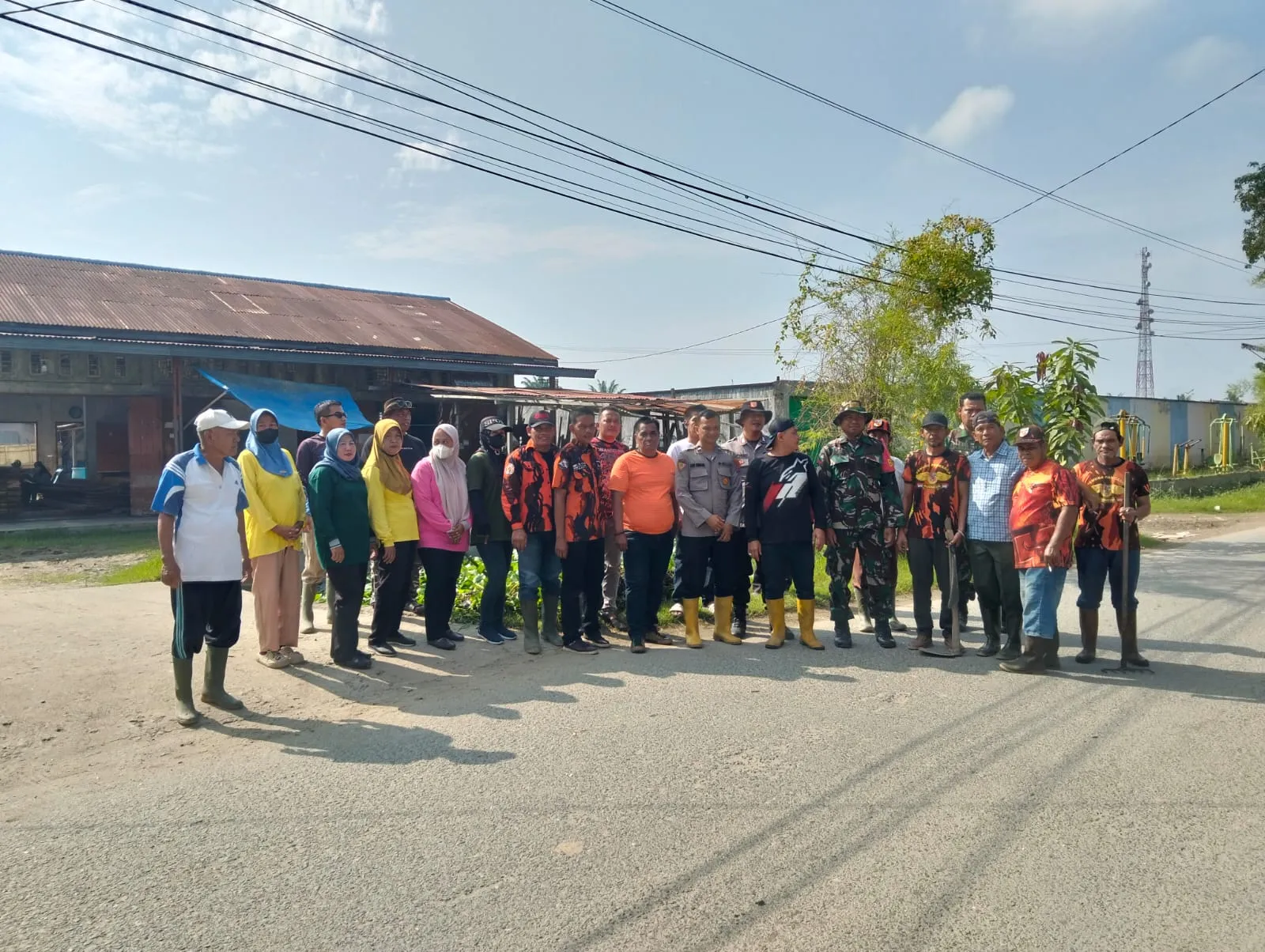 KEGIATAN GOTONG ROYONG Pembersihan Saluran Air – Lingkungan 11 Jalan Bambu Runcing, Tanjung Pura