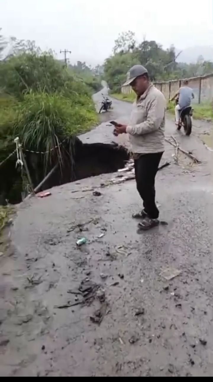 Jalan Alternatif langkat-Tanah Karo Amblas,Ketua PWLI Risman.S Soroti lambannya kinerja Pemkab Langkat Jalan Alternatif langkat-Tanah Karo Amblas,Ketua PWLI Risman.S Soroti lambannya kinerja Pemkab Langkat