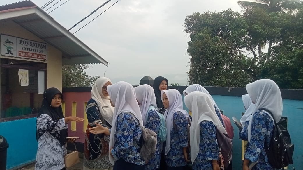 SMPN 1 Rao Perkuat Iman dan Karakter Siswa, Bersalaman hingga Shalat Duha Jadi Rutinitas SMPN 1 Rao Perkuat Iman dan Karakter Siswa, Bersalaman hingga Shalat Duha Jadi Rutinitas