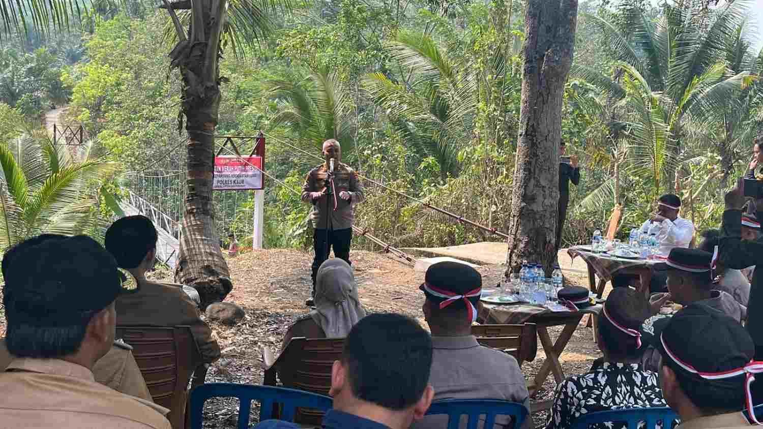 Empat Hari di Kursi Kapolres, AKBP Wiwin Syamsul Arifin Langsung Resmikan Jembatan Merah Putih Presisi Empat Hari di Kursi Kapolres, AKBP Wiwin Syamsul Arifin Langsung Resmikan Jembatan Merah Putih Presisi