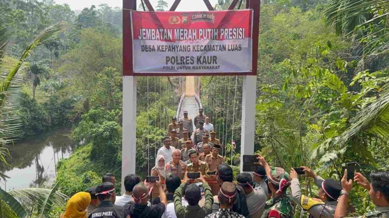 Empat Hari di Kursi Kapolres, AKBP Wiwin Syamsul Arifin Langsung Resmikan Jembatan Merah Putih Presisi