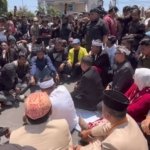 Demo Pecah Saat HUT Karawang, KDM Duduk Lesehan Temui Warga