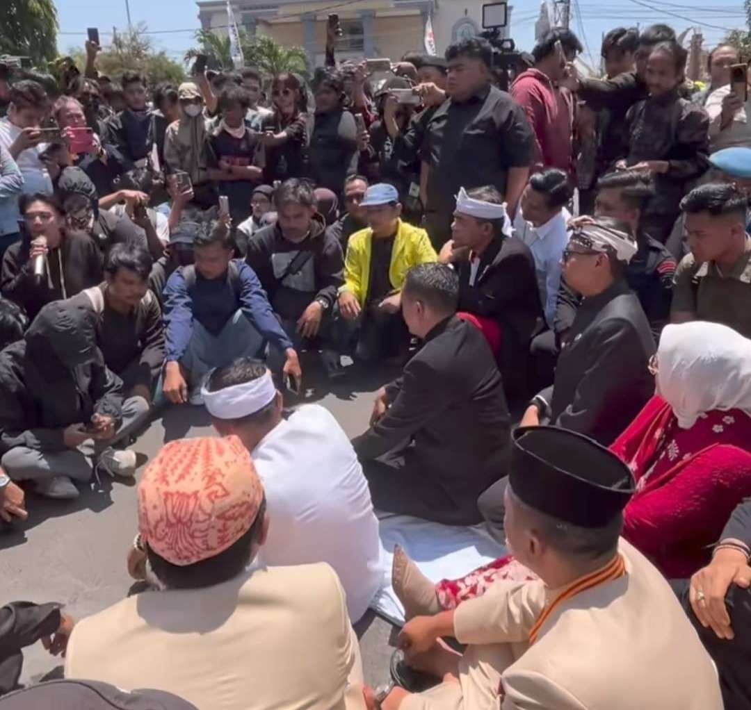 Demo Pecah Saat HUT Karawang, KDM Duduk Lesehan Temui Warga