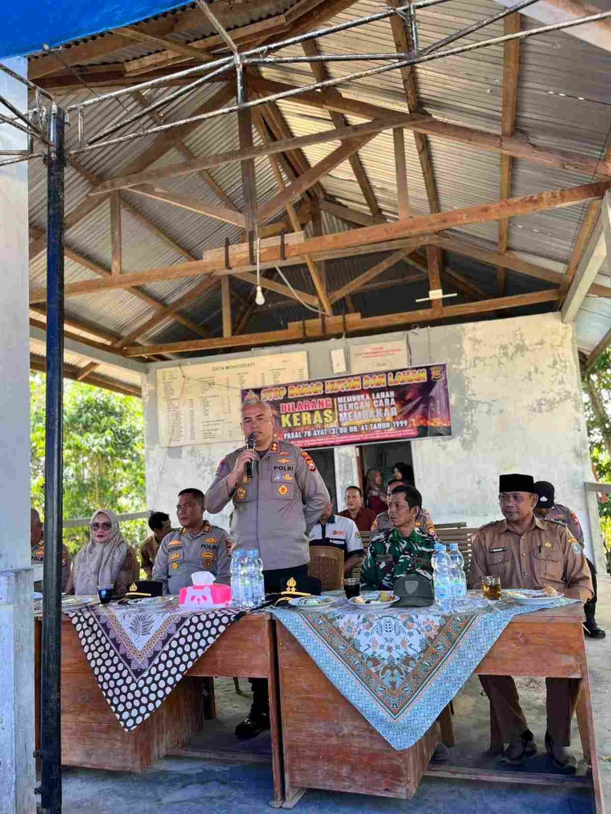 Karhutla Mengintai, Kapolres Kaur Turun Langsung Sosialisasikan Larangan Bakar Lahan ke Warga Karhutla Mengintai, Kapolres Kaur Turun Langsung Sosialisasikan Larangan Bakar Lahan ke Warga