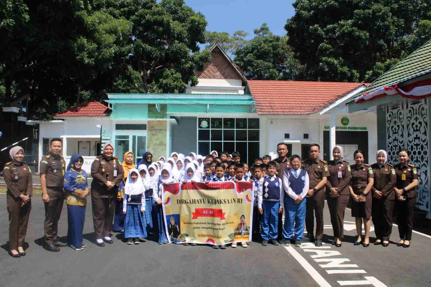 40 Pelajar SDN 74 Masuk Kejari Pagar Alam, Hukum Dikenalkan Sejak Dini